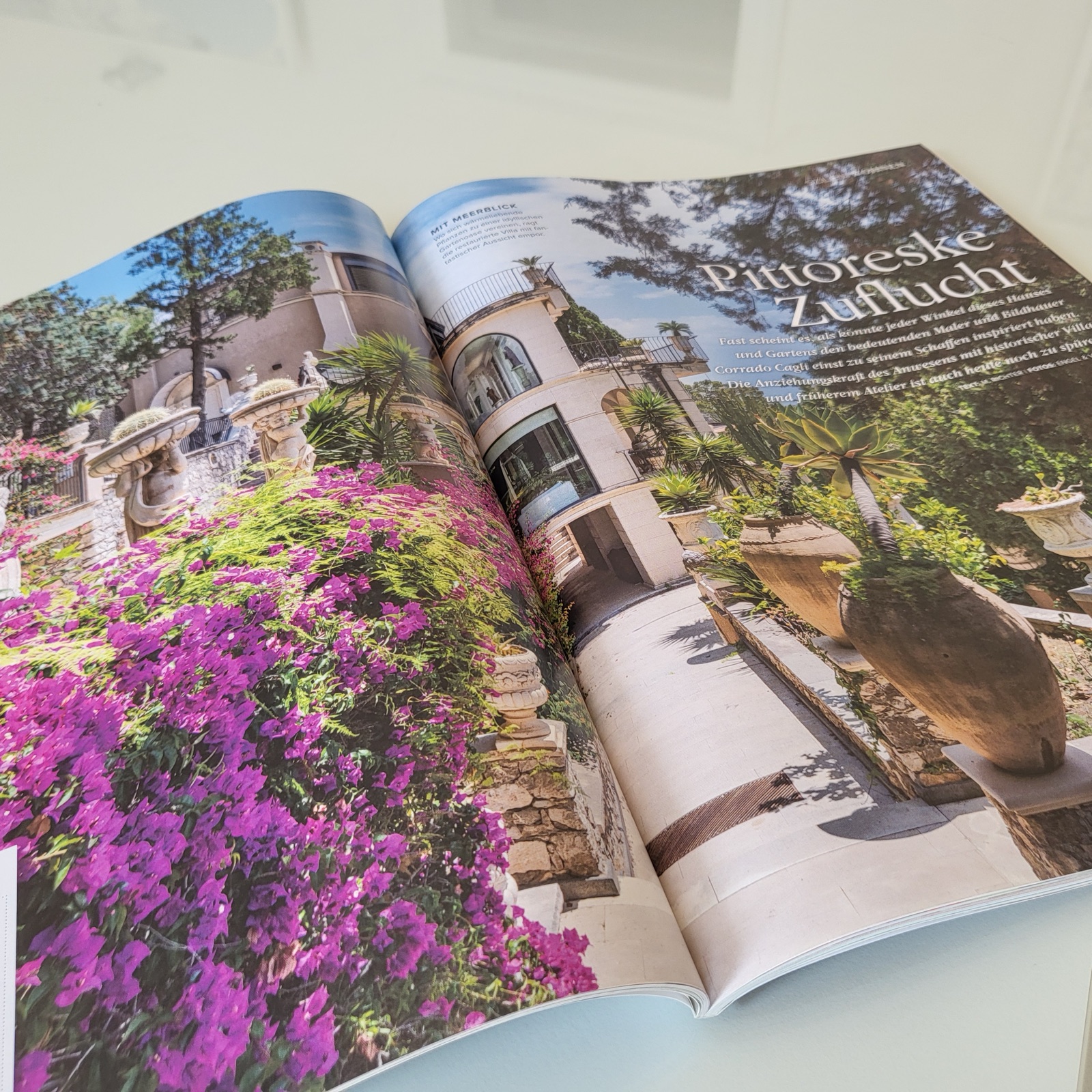 Mediterranes Anwesen mit blühender Bougainvillea