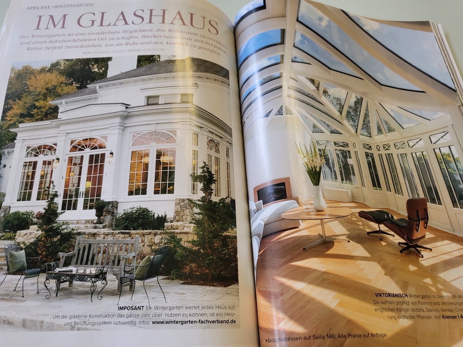 Weiße viktorianische Orangerie mit gläsernem Wintergarten