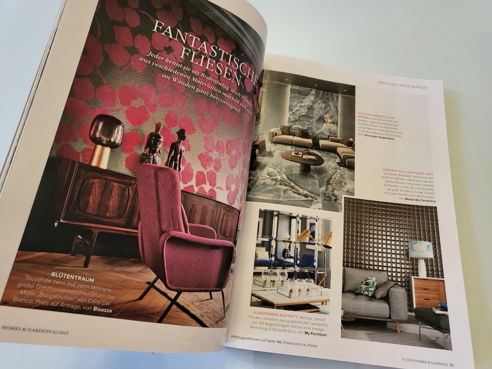 Interieur mit gemustertem Sessel und floraler Wandgestaltung