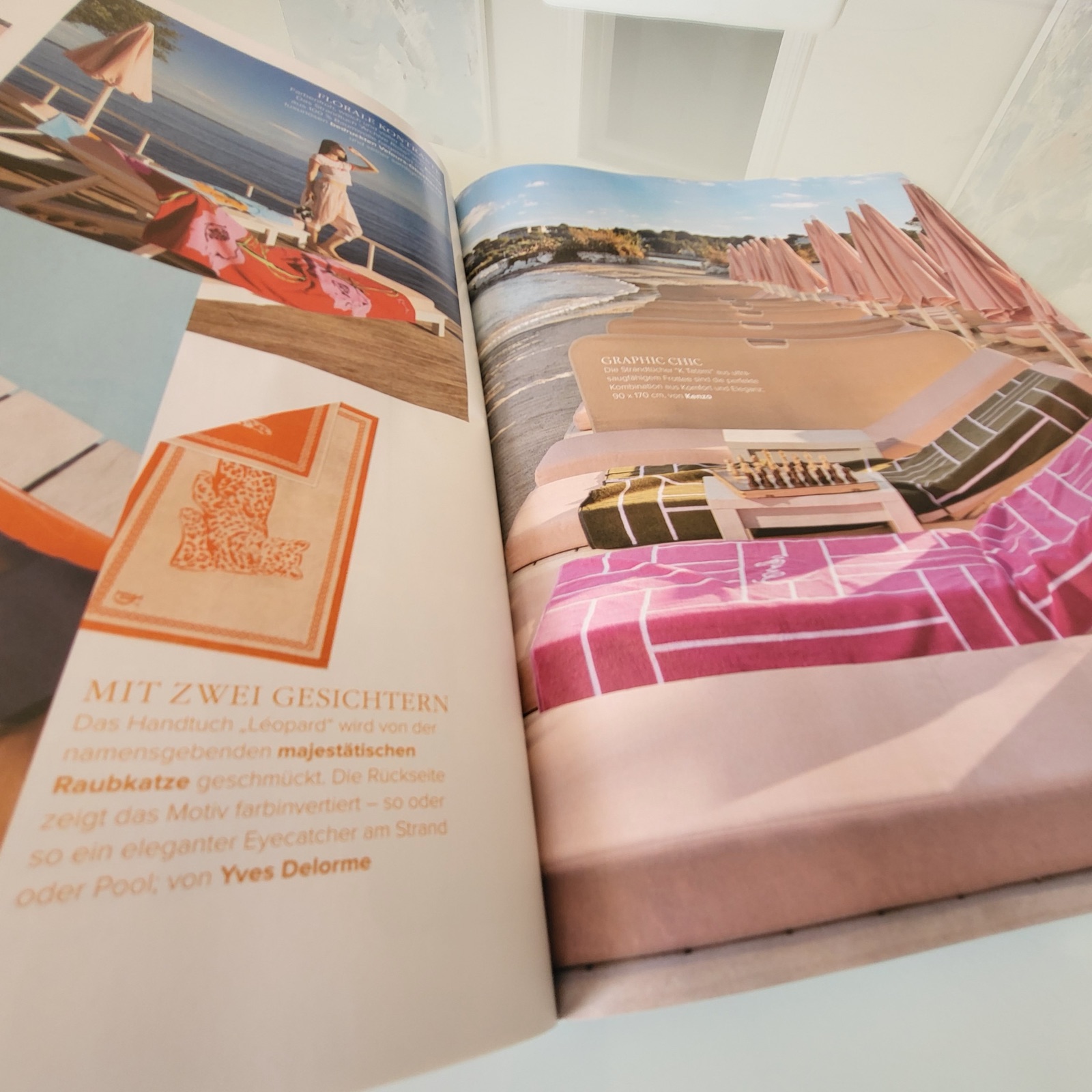 Sommerliche Strand- und Poolszene mit gemustertem Textil