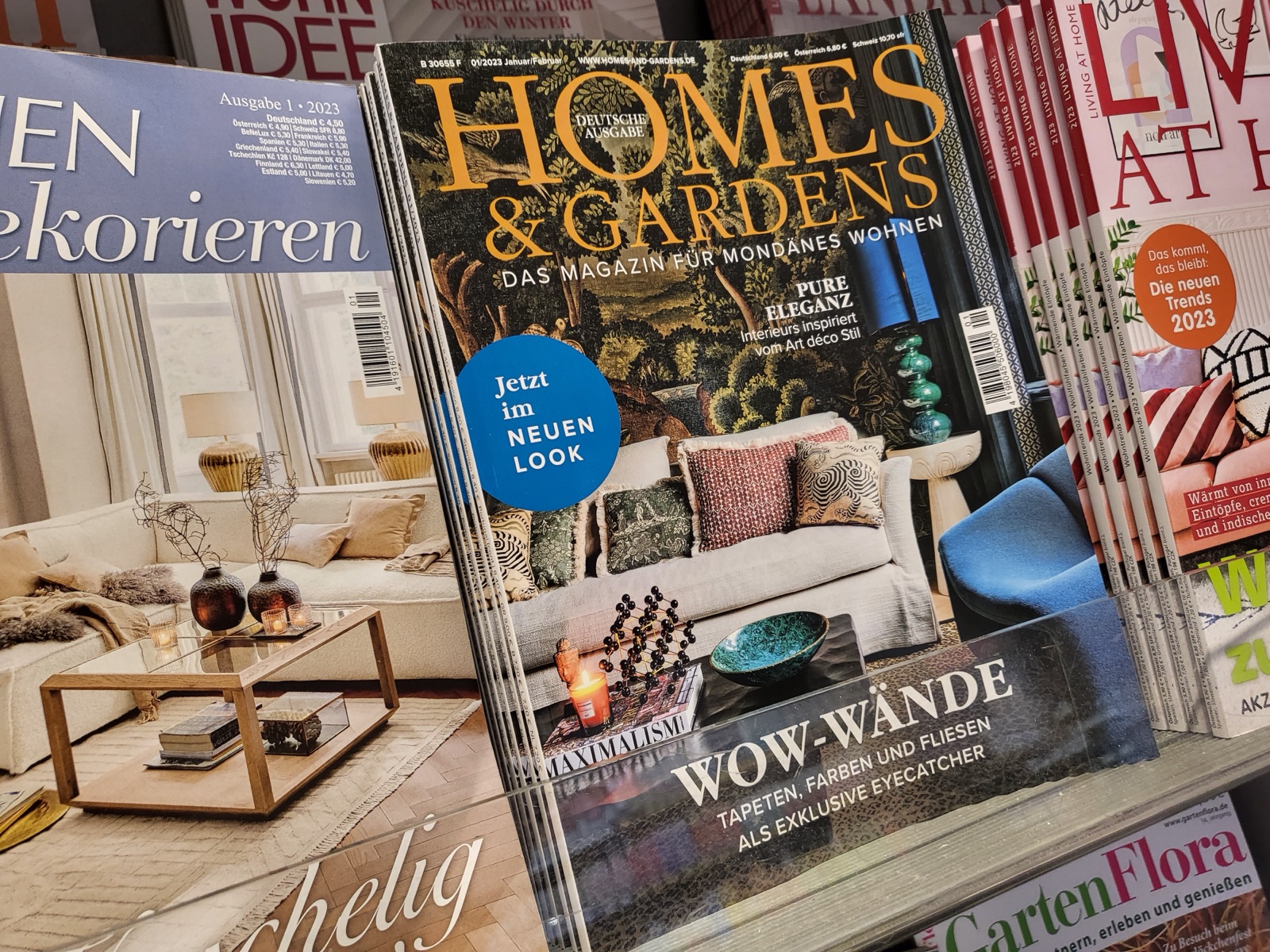 Homes & Gardens im Zeitschriftenregal — Ausgabe im neuen Look
